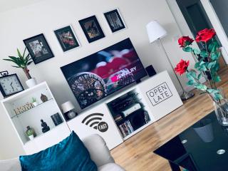 E1 Luxury OldTown Apt - 2x Parking, Foodstore, PCscreen, Netflix, Unlimited Music, Crib, BabyChair, FastWifi, Aircon - Košice - 0
