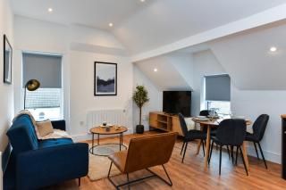 Stylish Two-Bed Home Near Nature & Transport Links - 8