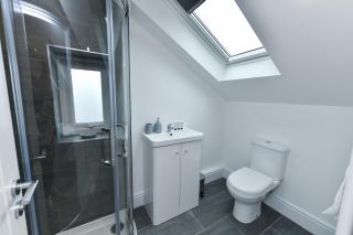 Stylish Two-Bed Home Near Nature & Transport Links - 4