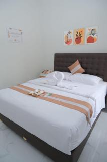 Haneefa Homestay Syariah Jogja, Penginapan Keluarga dengan 4 Kamar - Timuran - 8