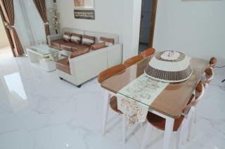 Haneefa Homestay Syariah Jogja, Penginapan Keluarga dengan 4 Kamar - Timuran - 7