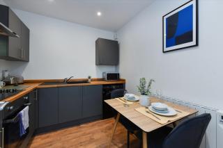 Stylish Flat Near Nature & Town Centre with Parking - 4