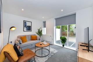 Stylish Flat Near Nature & Town Centre with Parking - 8