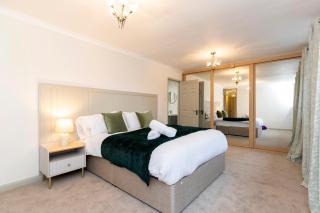 Hot Tub Free Parking 5 Bedroom Large Space - 9