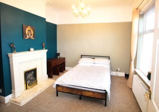 Birmingham - Shirley - Bungalow - Sleeps 8 - 3 Large Beds - Plus Sofa Bed - Beautifully Refurbished - Very Large Enclosed Gardens - Off Street Parking - Fast Wifi - Birmingham - 0