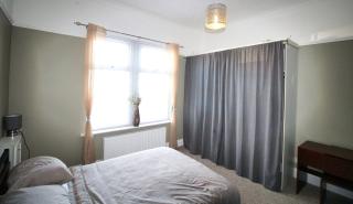 Birmingham - Shirley - Bungalow - Sleeps 8 - 3 Large Beds - Plus Sofa Bed - Beautifully Refurbished - Very Large Enclosed Gardens - Off Street Parking - Fast Wifi - Birmingham - 1