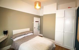 Birmingham - Shirley - Bungalow - Sleeps 8 - 3 Large Beds - Plus Sofa Bed - Beautifully Refurbished - Very Large Enclosed Gardens - Off Street Parking - Fast Wifi - Birmingham - 4