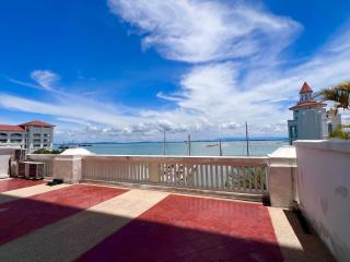 Luxury Seaview Family Suite at Straits Quay - Tanjong Tokong - 2