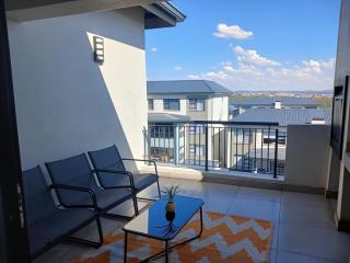 Spacious 2 Bedroom Apartment in Carslwald, Midrand - Business and Family friendly - 2 Elizabeth Place - 3