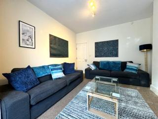 Large 4BR House Bustling Central Location - Sheffield - 0