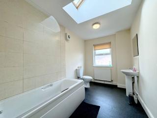 Large 4BR House Bustling Central Location - Sheffield - 8