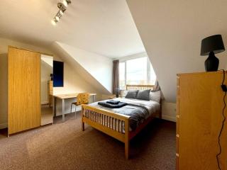 Large 4BR House Bustling Central Location - Sheffield - 7