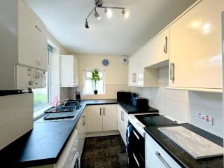 Large 4BR House Bustling Central Location - Sheffield - 2