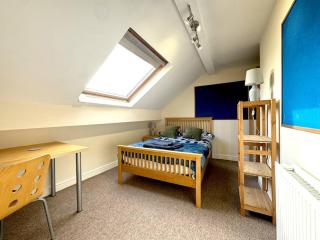Large 4BR House Bustling Central Location - Sheffield - 1