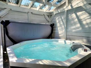 Luxury Retreat Hot Tub - 9