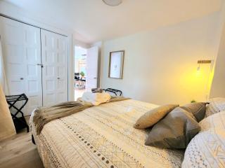 The Coziest - Hot Tub - EV Chrger & Free Parking - 3