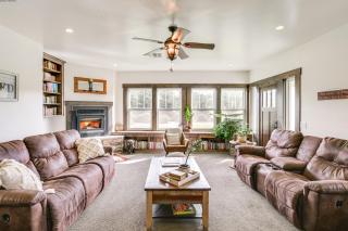 Quiet Home Near Sacramento River Deck and Fire Pit - 8