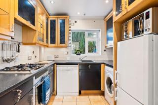 LARGE HOUSE with FREE PARKING - 5