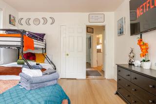 Bright & Cozy 2 Bedroom, 1 Bath, 2 Miles from White House - Washington - 2