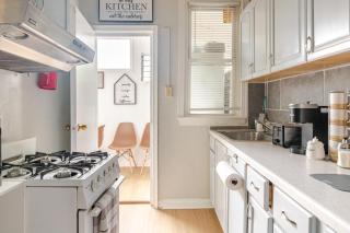 Elegant 2 Bedroom Urban Suite l Modern Comfort & Style - 5