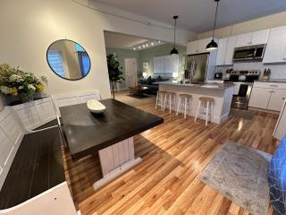 86 Dr Marcus House - Popular Broadway Area - 6