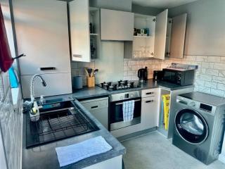 Luxurious Wolverhampton Retreat with 4 Bedrooms - 8
