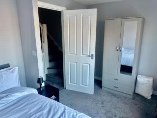 Luxurious Wolverhampton Retreat with 4 Bedrooms - 1