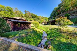 Creek Access and Spacious Yard Quiet Sylva Home! - Sylva - 0