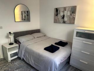 Luxury 3-Bed Ilford Modern Comfort & Elegance - Ilford - 1