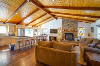 2 Mi to Lake and Ski Slopes Big Bear Cabin - 3