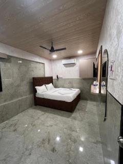 Hotel Newyork by Stayzy Rooms - 9