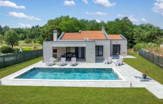 3 Bedroom Lovely Home In Santalezi - Santalezi - 0