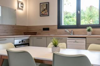 Maison moderne avec terrasse et parking - 7