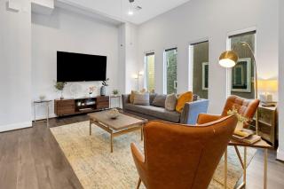 Sophisticated Urban Retreat with Skyline Views home - 9