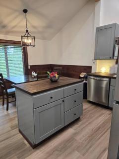 Dovetail Den - Tranquil with Hot Tub and Air Conditioning - 5