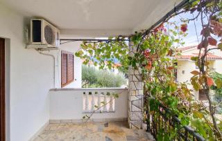 1 Bedroom Cozy Apartment In Vrbnik - Vrbnik - 5