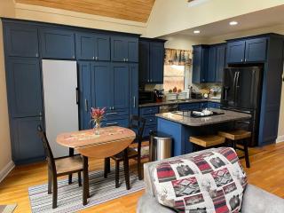 Helen, GA Bear Paw Haus 4 bdrm, sleeps 10, fire pit, pool table, on Golf course - 2