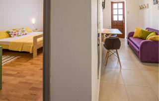 1 Bedroom Cozy Apartment In Vrbnik - Vrbnik - 4