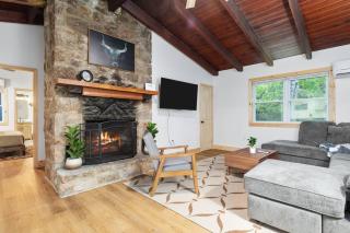 Hidden Hollow 3BD Cabin - Hot Tub, Wifi, Game Room, Fire Pit - 7