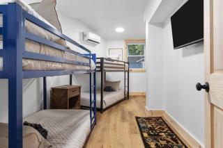 Hidden Hollow 3BD Cabin - Hot Tub, Wifi, Game Room, Fire Pit - 2