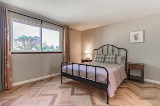 PNW Contemporary Retreat near Lake Sammamish - Bellevue - 2