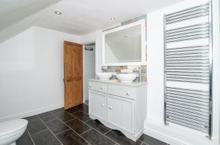 Quaint Centrally Located Getaway - Derby - 3