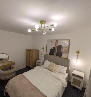 Elegant 3-Bed Home Near Manchester with Free Parking - - 0