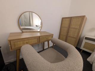 Elegant 3-Bed Home Near Manchester with Free Parking - - 5