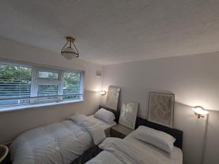Elegant 3-Bed Home Near Manchester with Free Parking - - 4