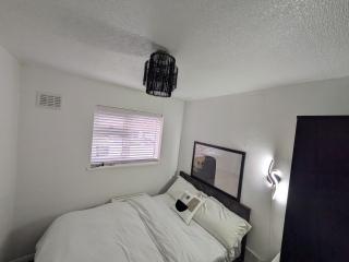 Elegant 3-Bed Home Near Manchester with Free Parking - - 1