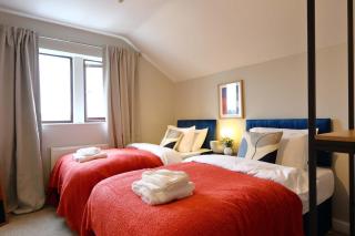 11 beds, 2 properties combined, M1, M62, Free parking - 3