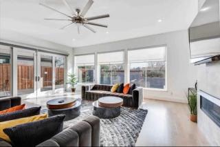 New. The Sunset Villa. Centrally located. Pool. Game Room. - Dallas - 0