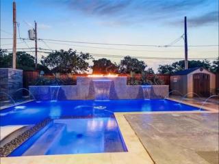 New. The Sunset Villa. Centrally located. Pool. Game Room. - Dallas - 4
