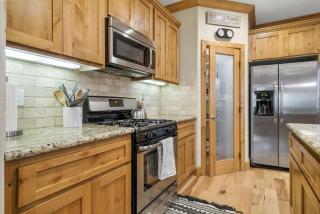 Luxurious Chalet W- Lake Views Close To Town! - 7